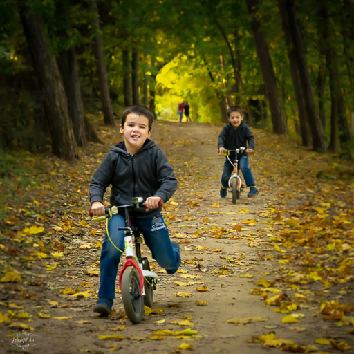 Gyerekek bicikliznek