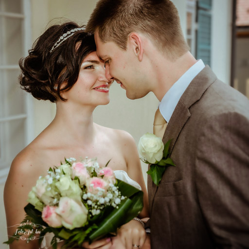 Házaspár Rózsacsokorral - Profi Esküvői Fotós