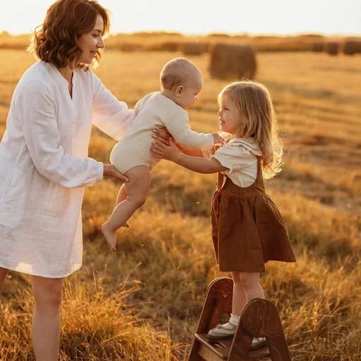 Családi Fotózás Budapesten, A Velencei-Tónál És Pest Megyében 3 Lifestyle Stílusú Családi Fotózás A Velencei-Tó Környékén, Ahol A Testvérek Önfeledten Játszanak A Mezőn.